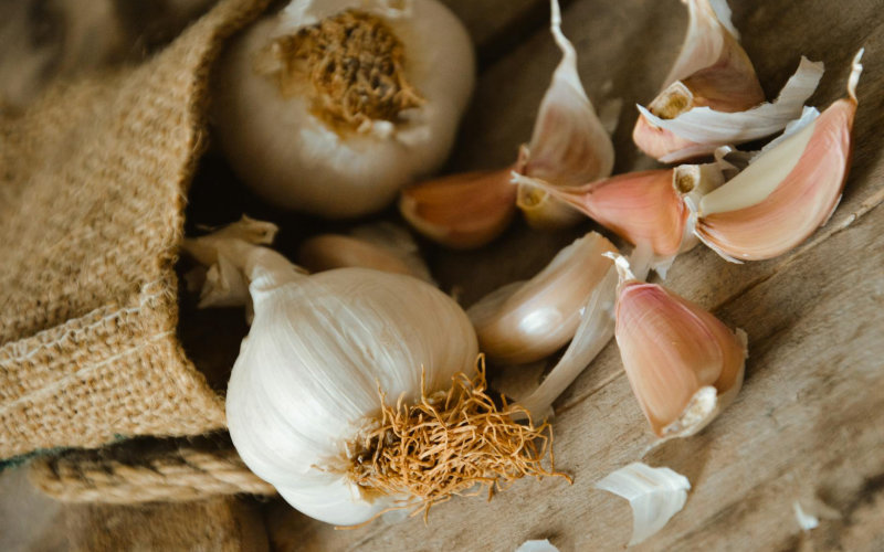 8 Garlic-Based Home Remedy Recipes That Have Been Used for Centuries to Treat Common Ailments
