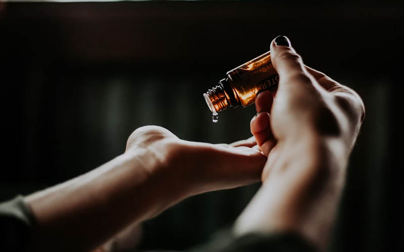 How to Make a DIY Castor Oil and Rosemary Hair Growth Serum in Under 10 Minutes