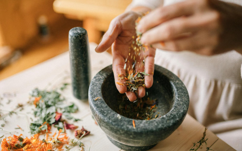 How to Master the Folk Method of Herb Extraction Without Measuring a Single Gram